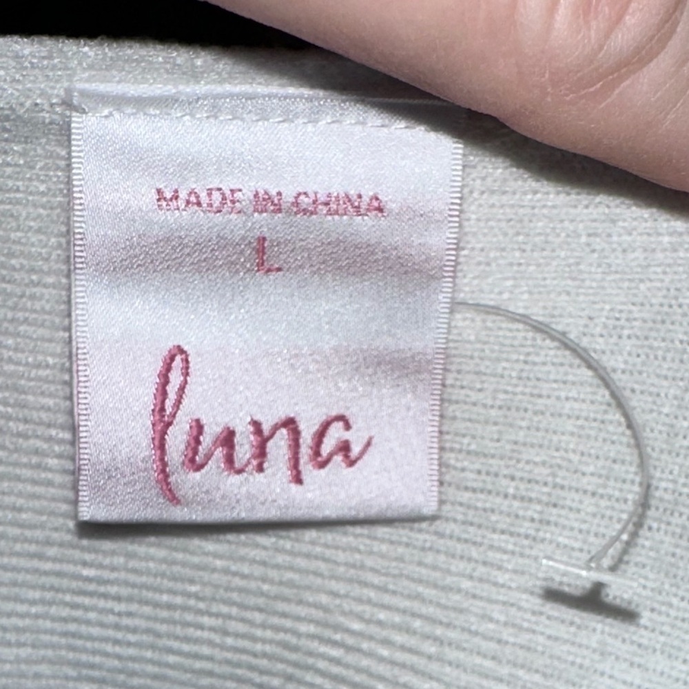 Elegant White Crew Neck Sweater - Picture 5 of 9